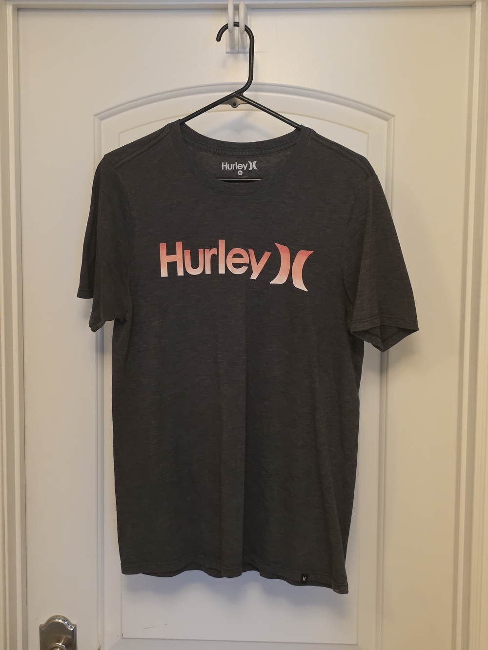 Hurley Medium Size Men's Charcoal Gray Logo T-Shirt with Pink Gradient Print
